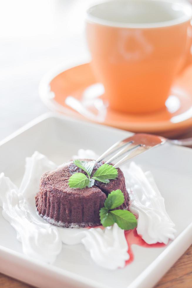 gâteau de lave au chocolat avec une tasse de café photo