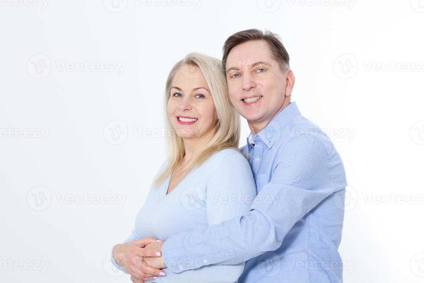portrait de couple d'âge moyen isolé sur fond blanc. photo