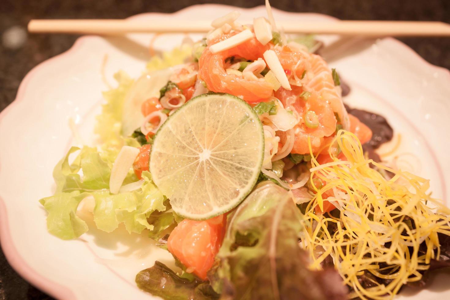 Salade de saumon épicée sur une assiette blanche photo