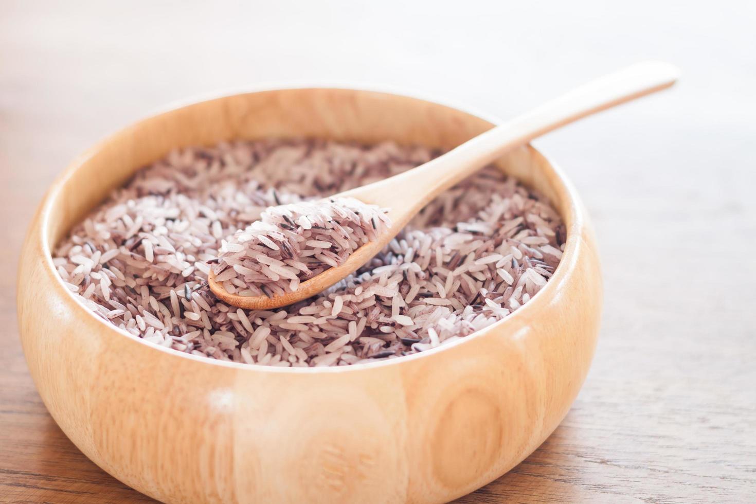 bol de riz sur une table en bois photo