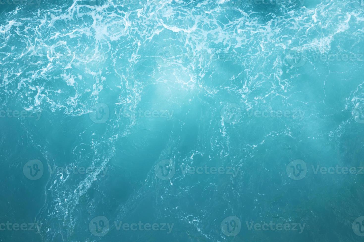 vagues de la mer dans les vagues de l'océan éclaboussant l'eau d'ondulation. fond de l'eau bleue photo