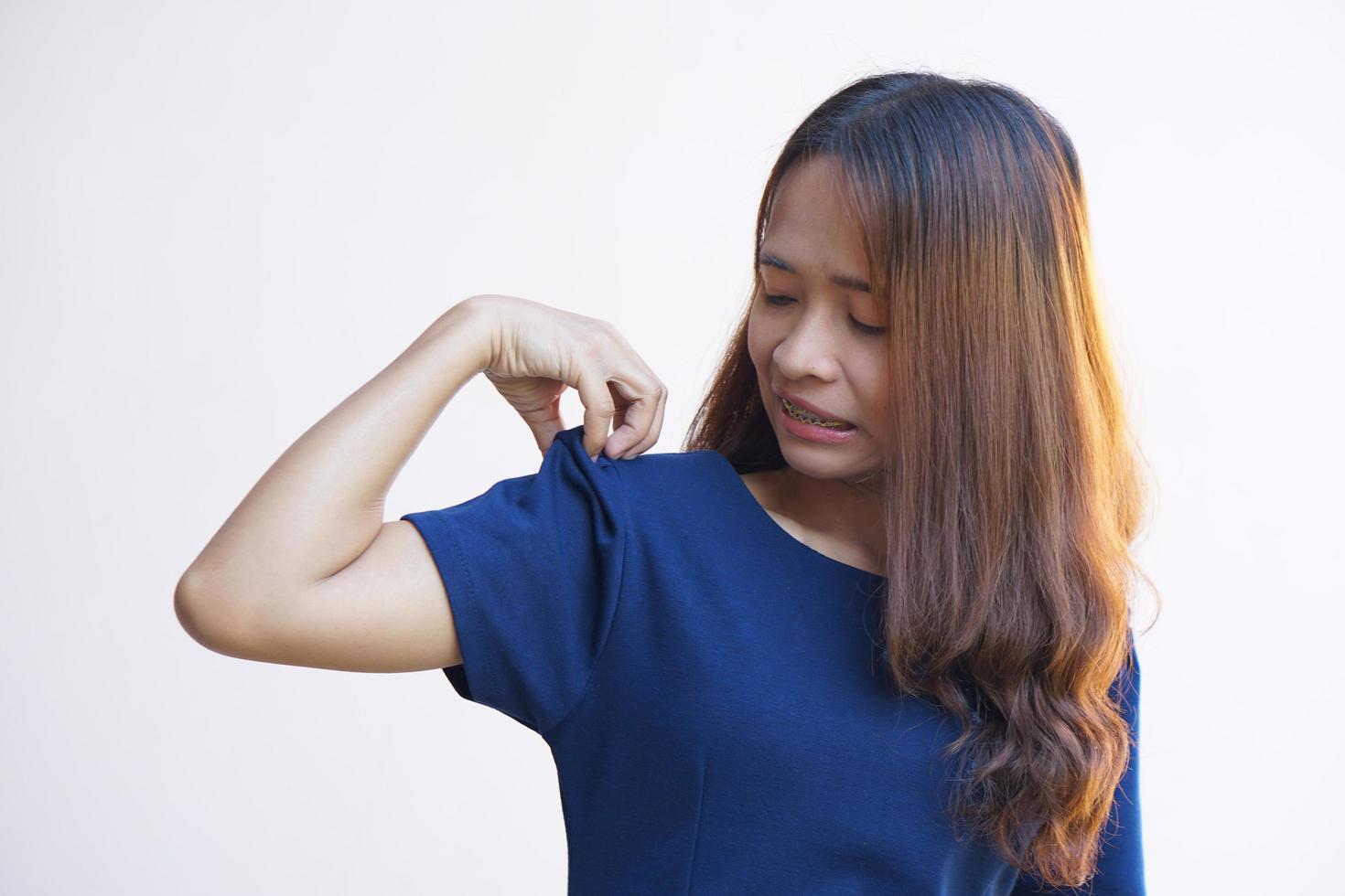 femme asiatique ayant la peau qui démange photo