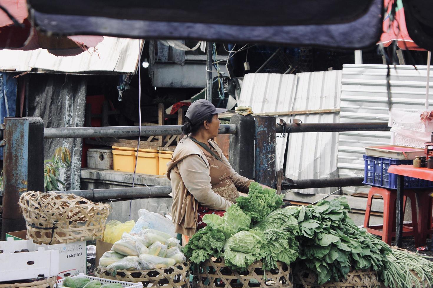 badung bali 13 janvier 2023 photo d'un vendeur attendant que quelqu'un achète sa marchandise à pasar kumbasari badung