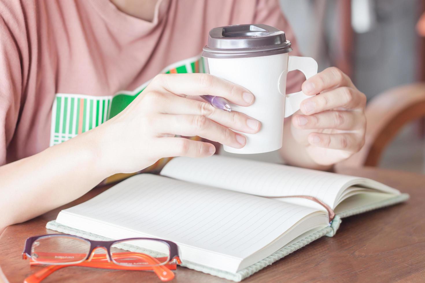 femme travaillant dans un café photo