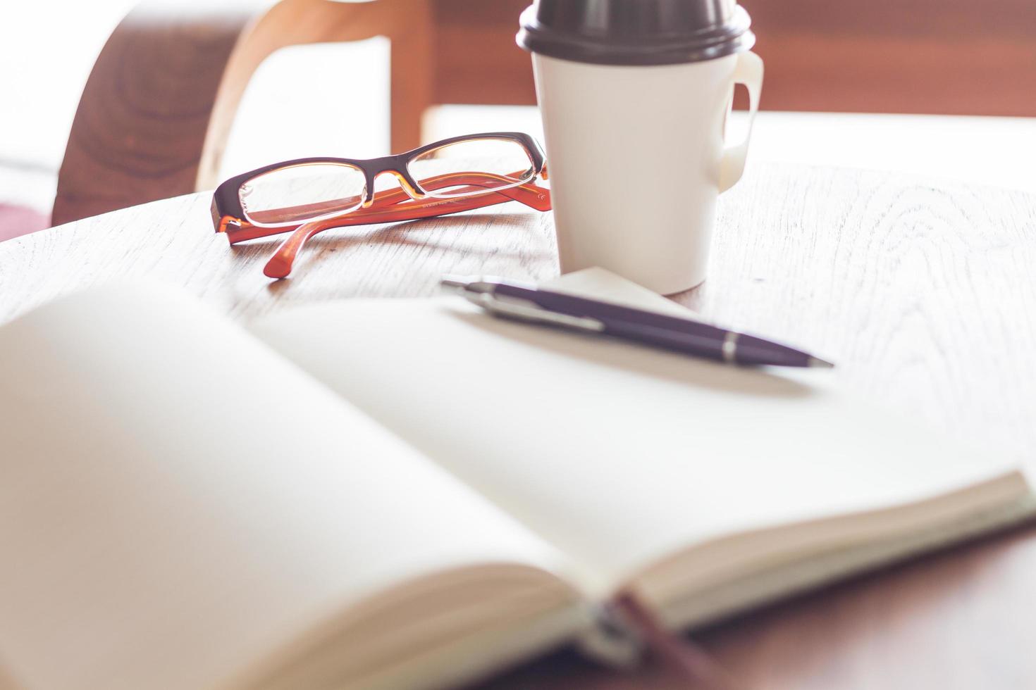 Lunettes avec une tasse de café dans un café photo