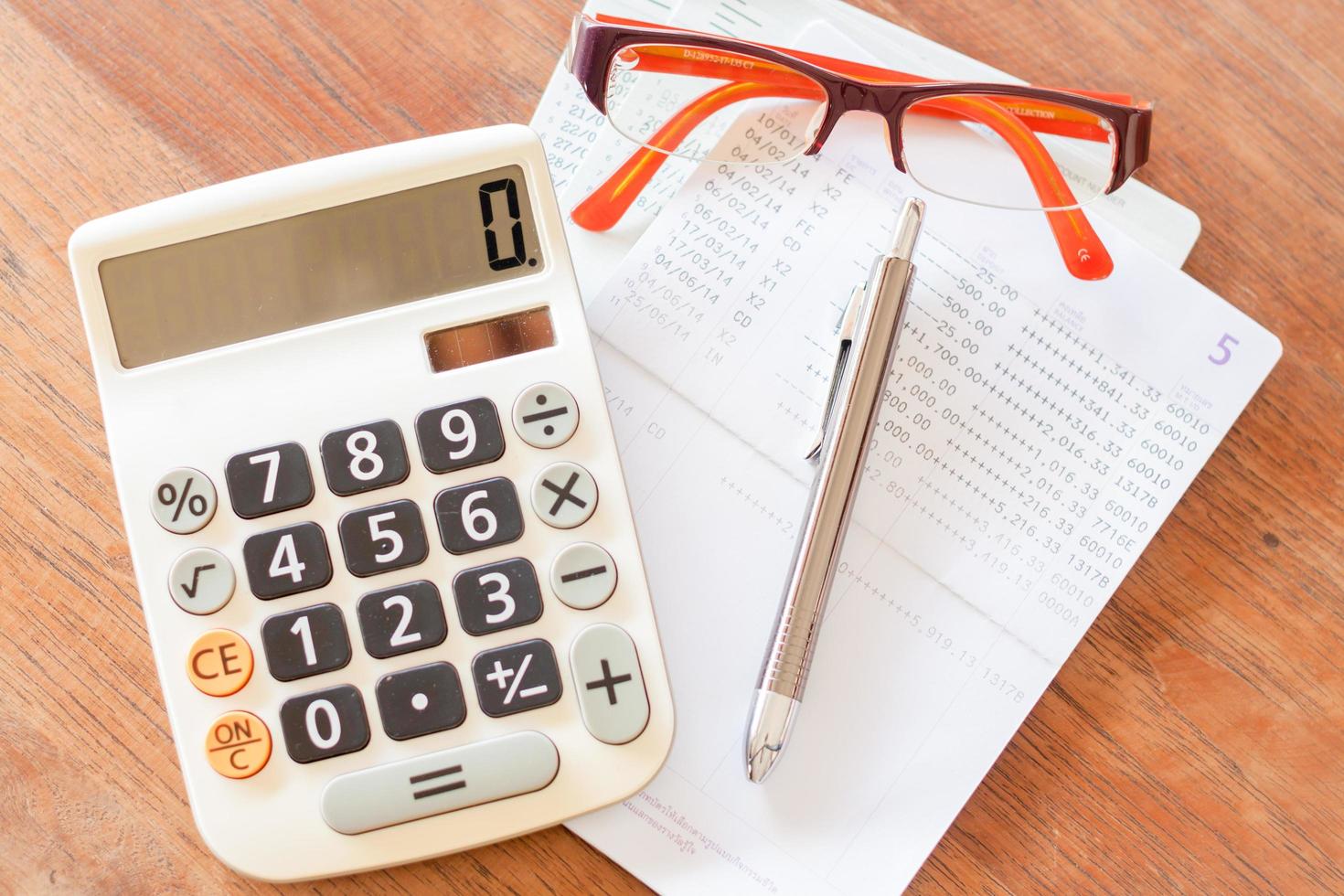 vue de dessus d'une calculatrice, d'un stylo, de lunettes et de notes photo