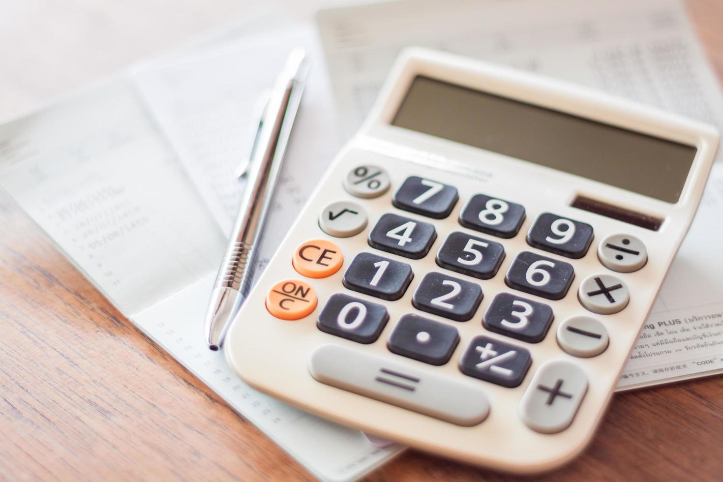 calculatrice et stylo avec documents financiers photo