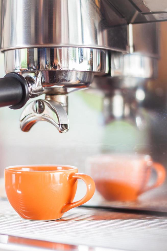 Seul expresso tourné dans une tasse orange photo