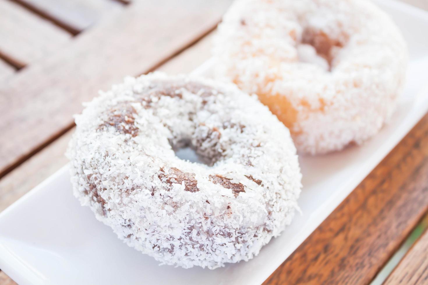 deux beignets sur une assiette photo