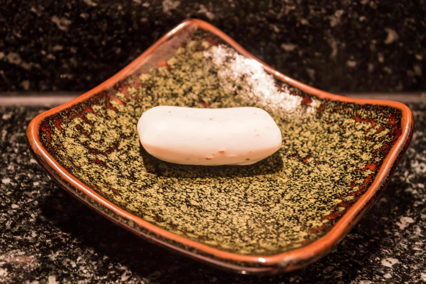 savon pour les mains sur un plateau en céramique photo