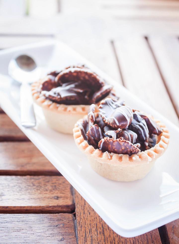 deux tartes au chocolat sur une table en bois photo