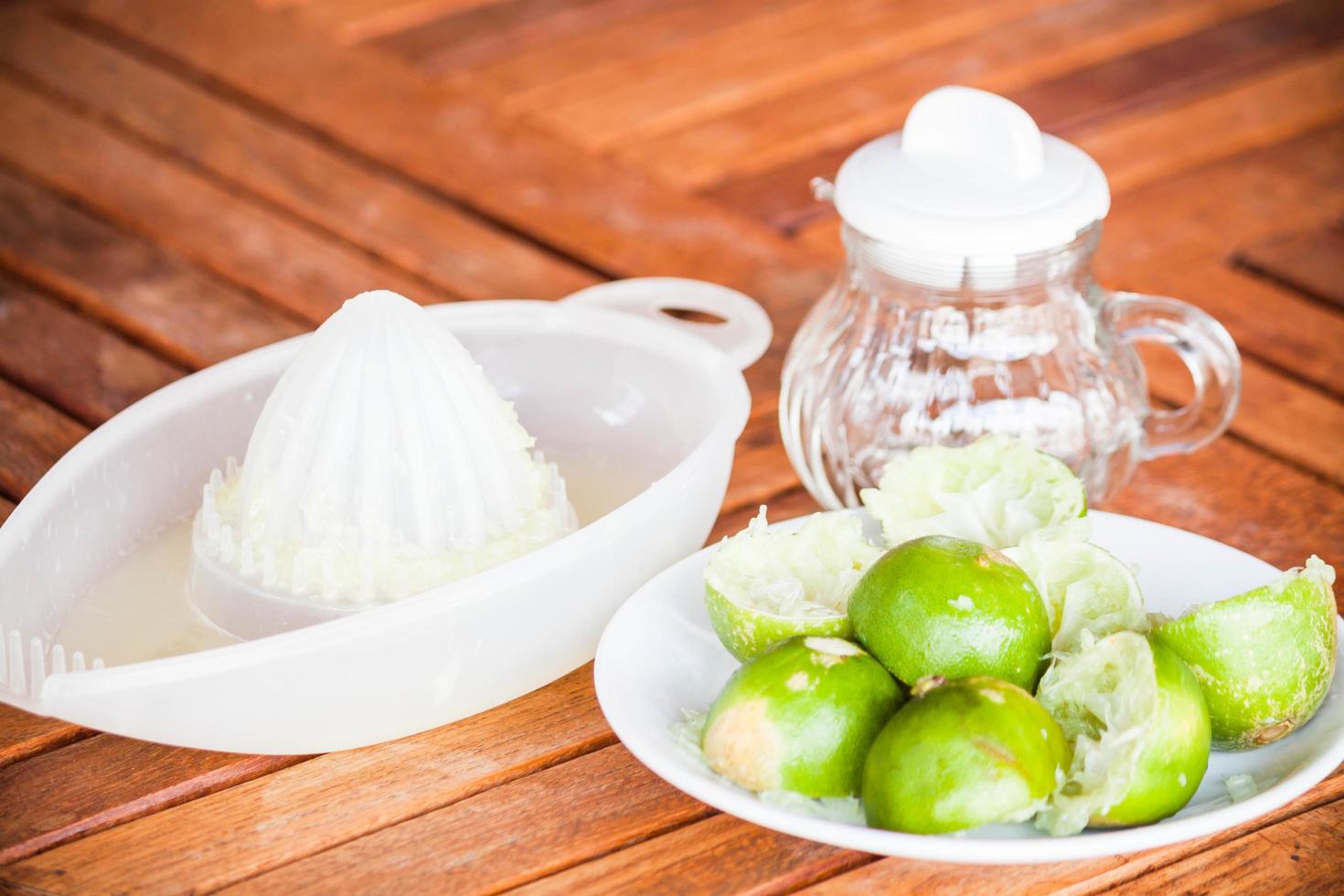 limes avec presse-agrumes sur une table photo