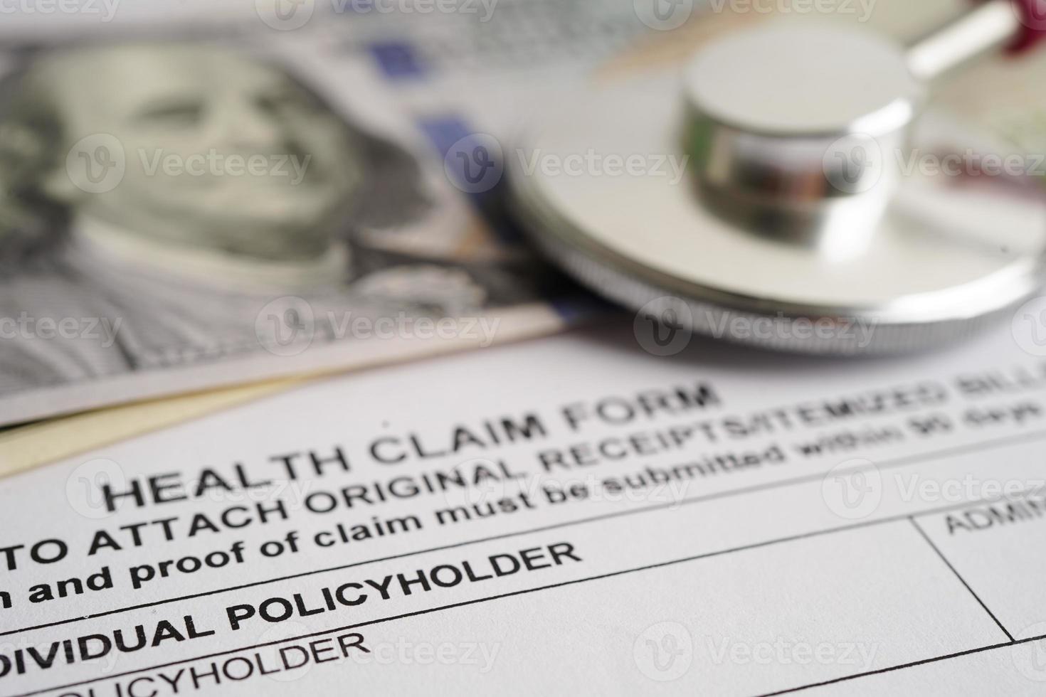 formulaire de réclamation de santé avec stéthoscope et billets en dollars américains, concept médical d'accident d'assurance. photo