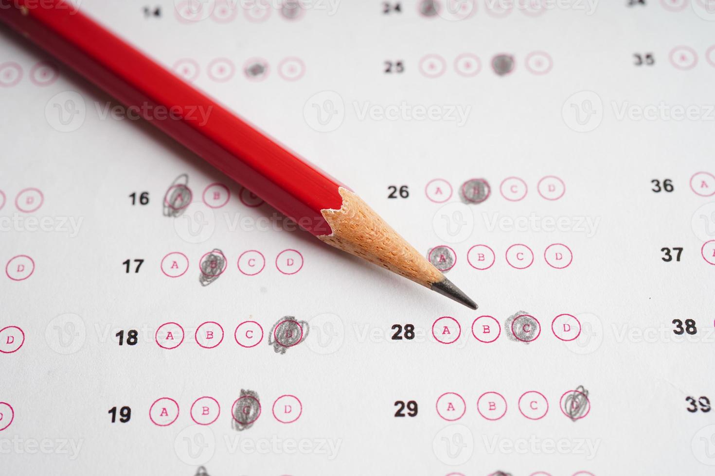 feuilles de réponses avec remplissage de dessin au crayon pour sélectionner le choix, concept d'éducation. photo
