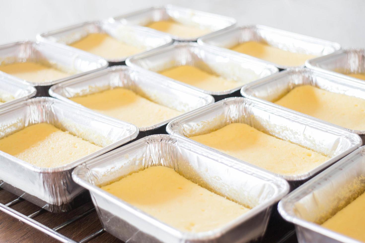 groupe de gâteaux au fromage dans des casseroles photo