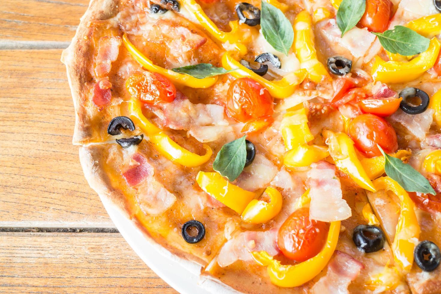 pizza aux poivrons et olives photo