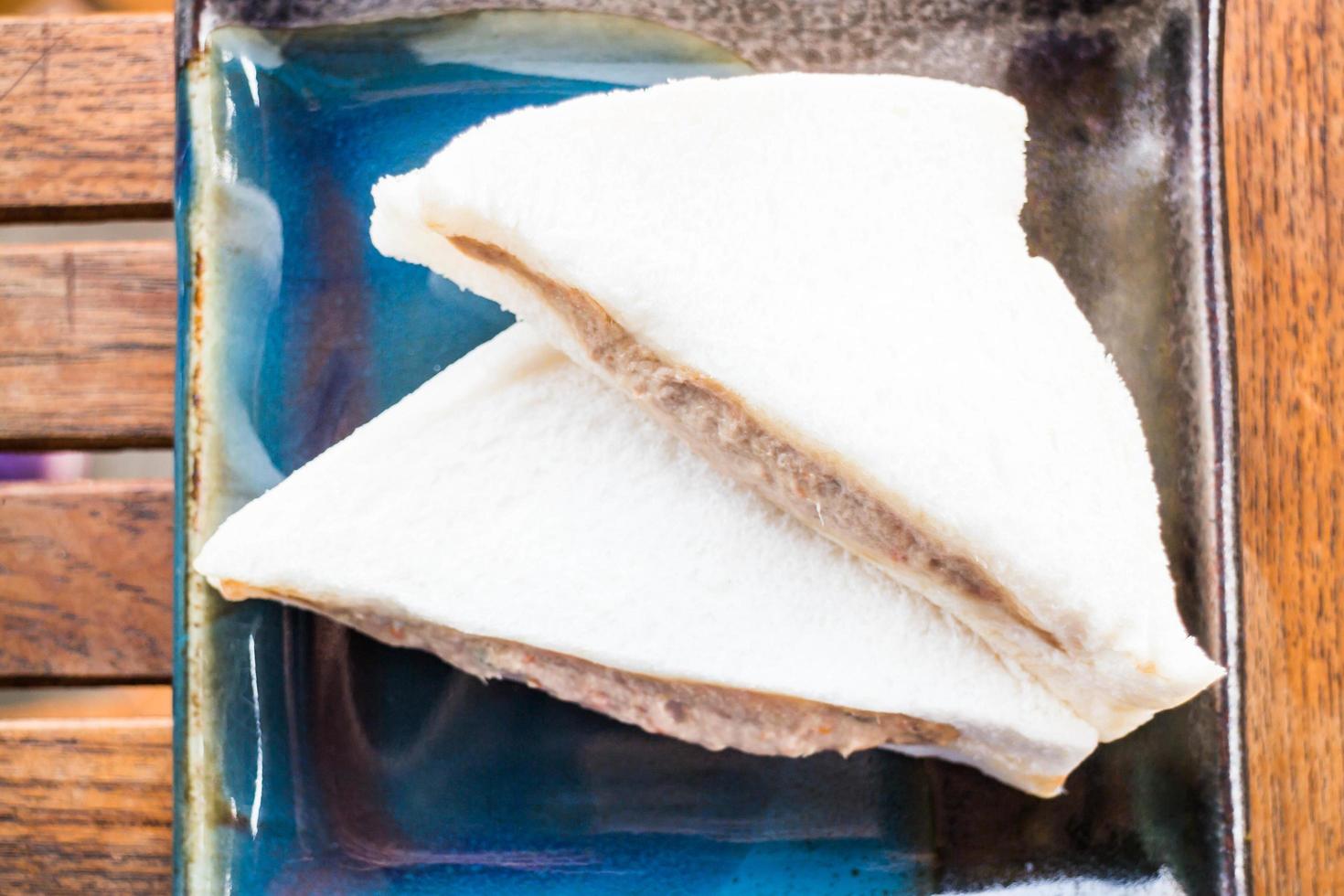 sandwichs au thon sur une assiette photo