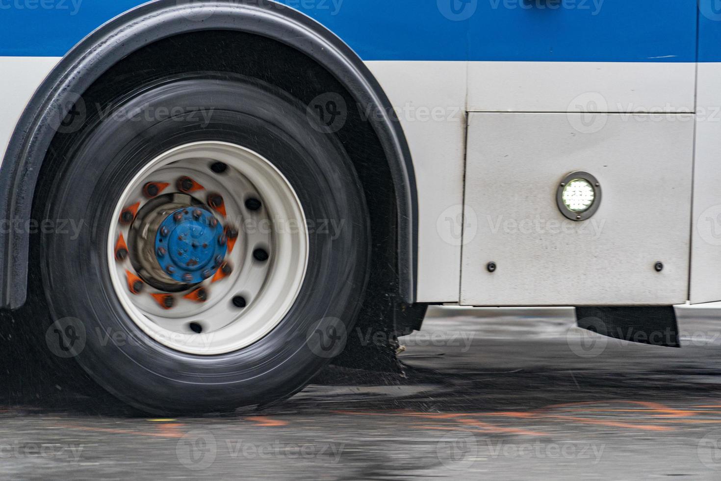 Détail des pneus d'autobus tout en pleuvant à new york photo