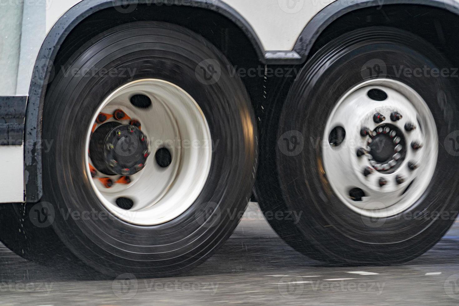 Détail des pneus d'autobus tout en pleuvant à new york photo