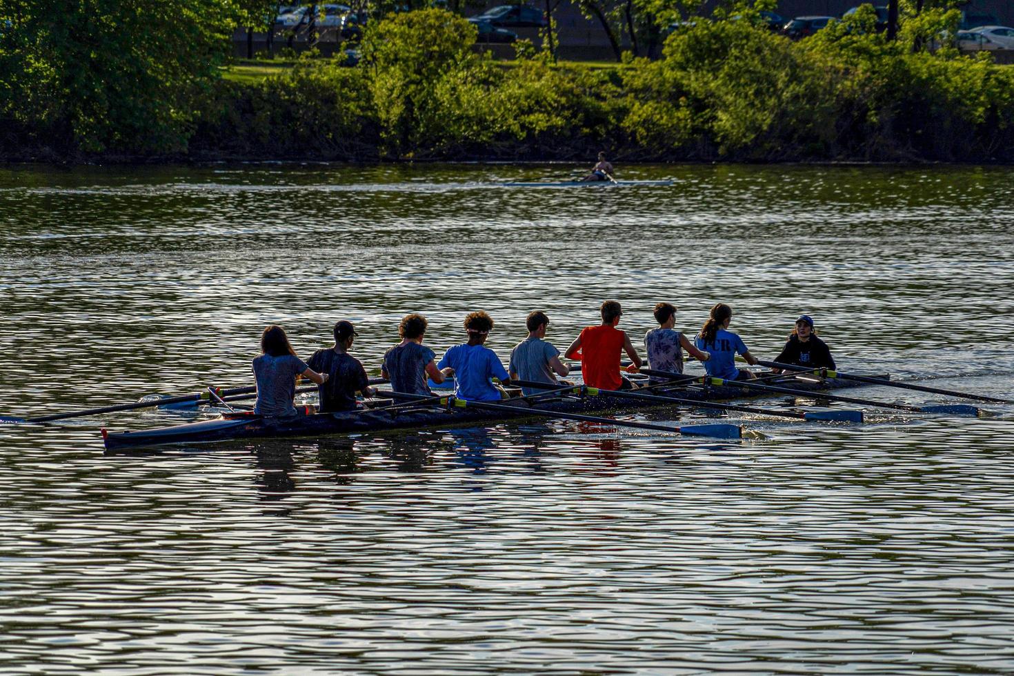 Philadelphie, États-Unis - 30 avril 2019 - équipe d'aviron sur la rivière schuylkill photo