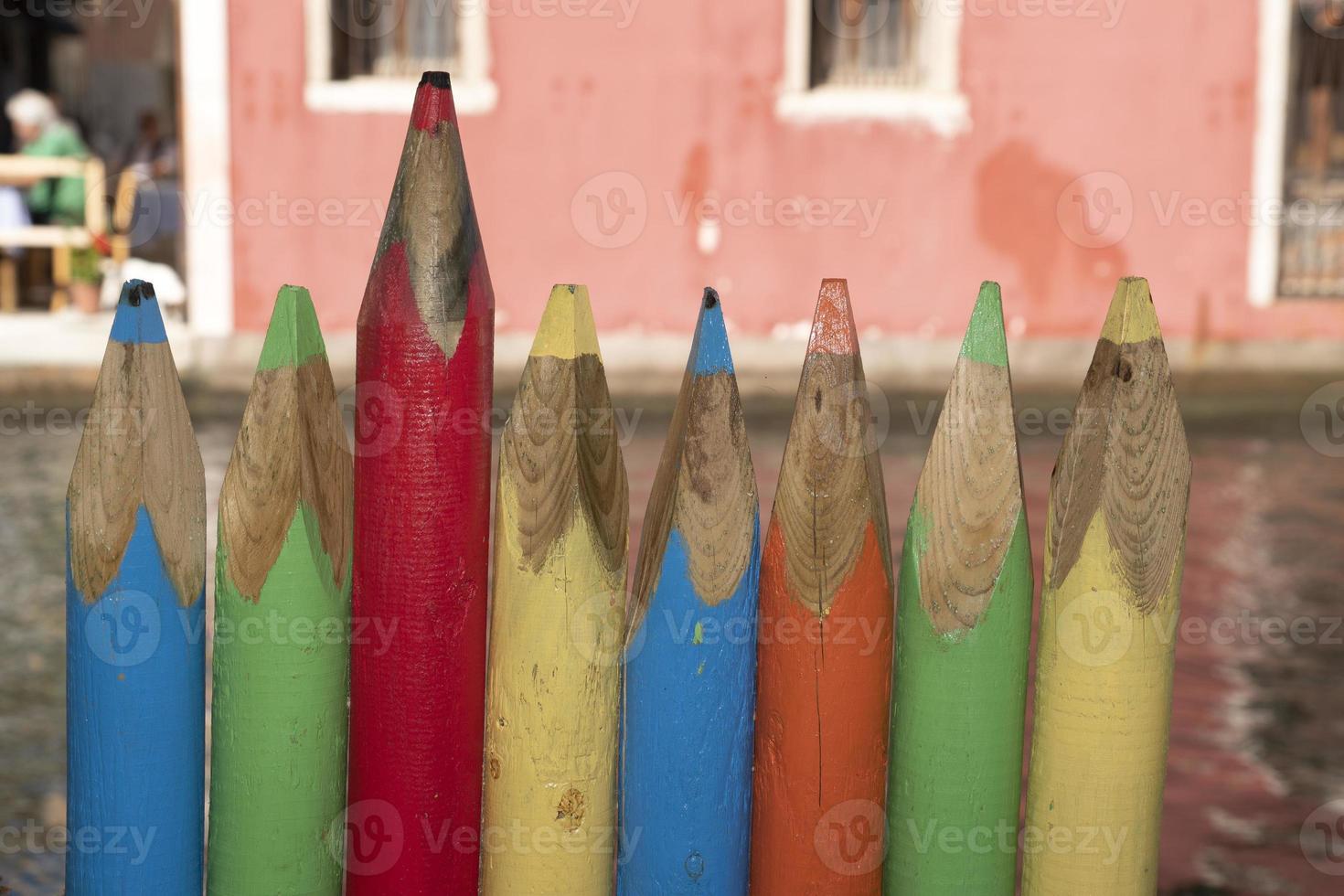 Clôture géante de crayons colorés à Venise Chioggia photo