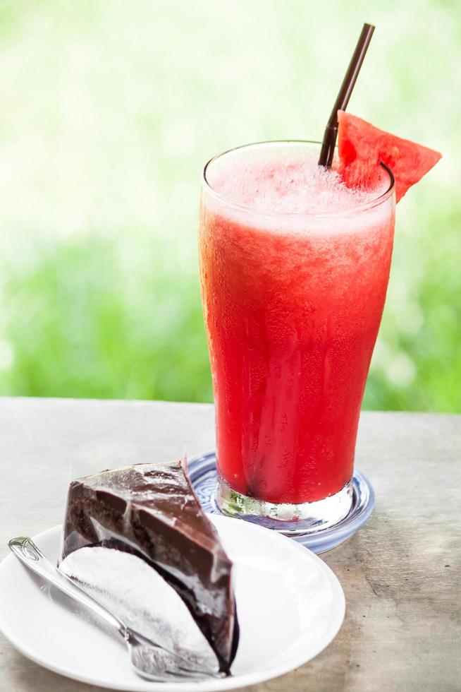 cocktail de pastèque avec une tranche de gâteau photo