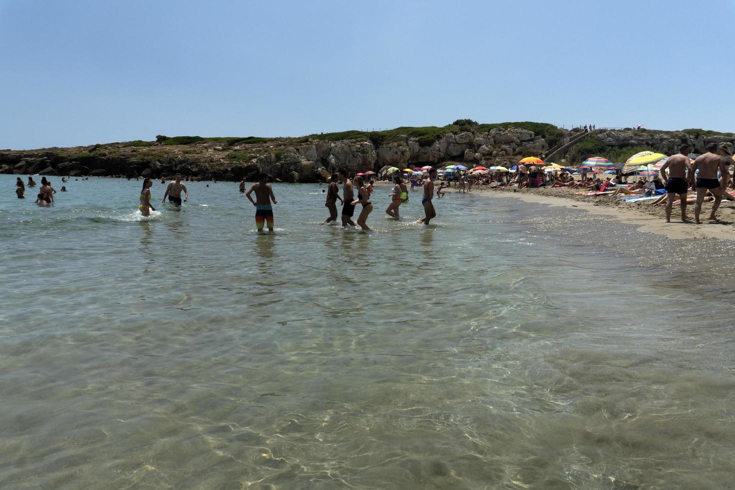 noto, italie - 18 juillet 2020 - plage de calamosche pleine de gens sans distanciation sociale après la quarantaine du coronavirus photo