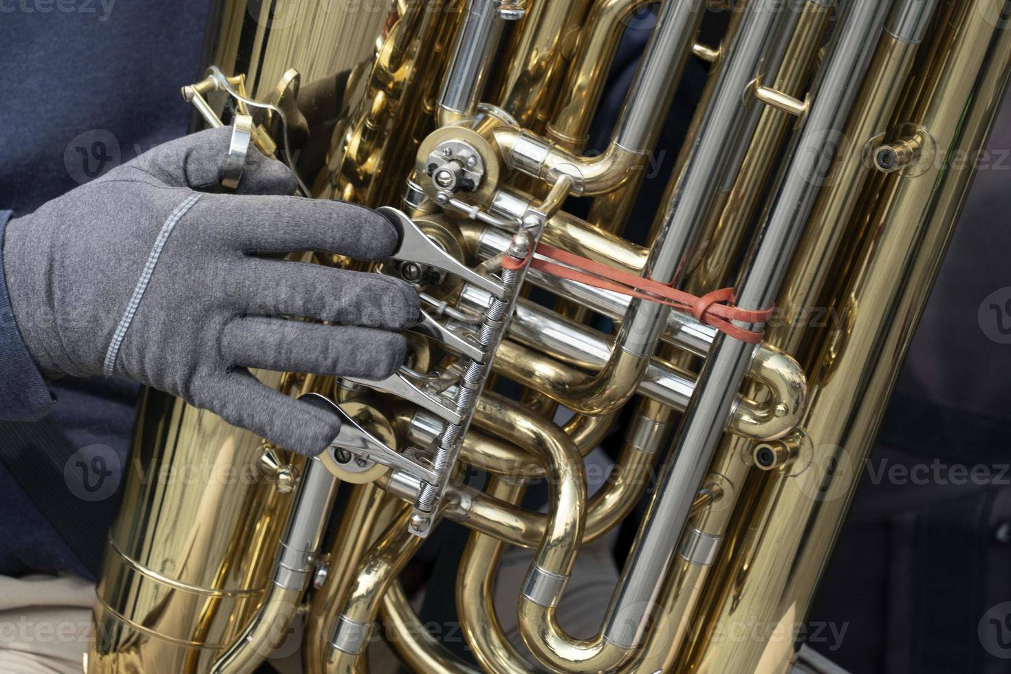 Artiste de rue jouant du banjo musicien détail des mains photo