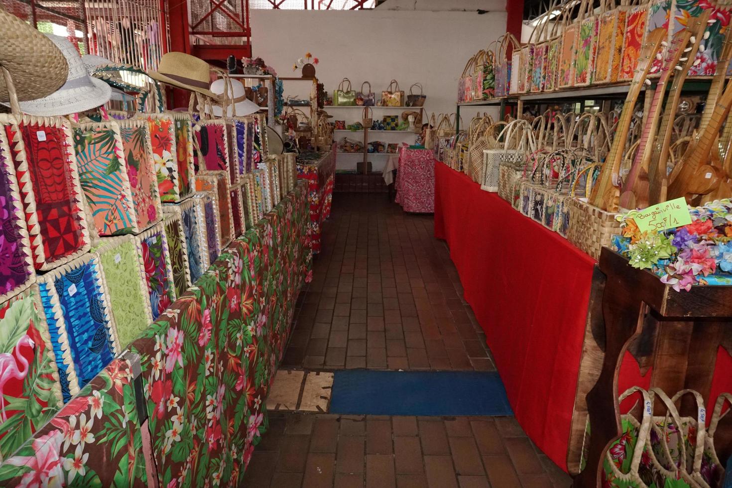 tahiti, polynésie française - 4 août 2018 - marché traditionnel papetee photo