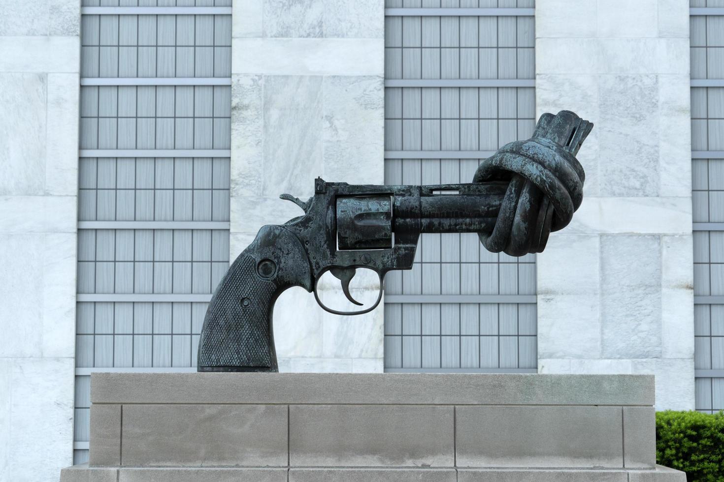 New York, États-Unis - 25 mai 2018, vue extérieure du bâtiment des Nations Unies, sculpture de pistolet à noeud, pas de guerre photo