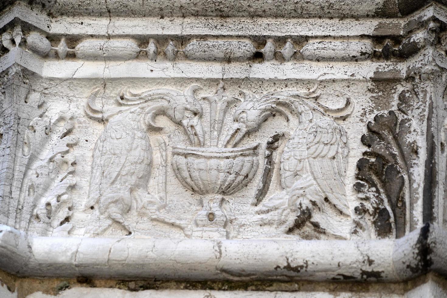 Venise, Italie - 15 septembre 2019 - doge palais ducal capitale de la colonne détail sculpture en bordure photo