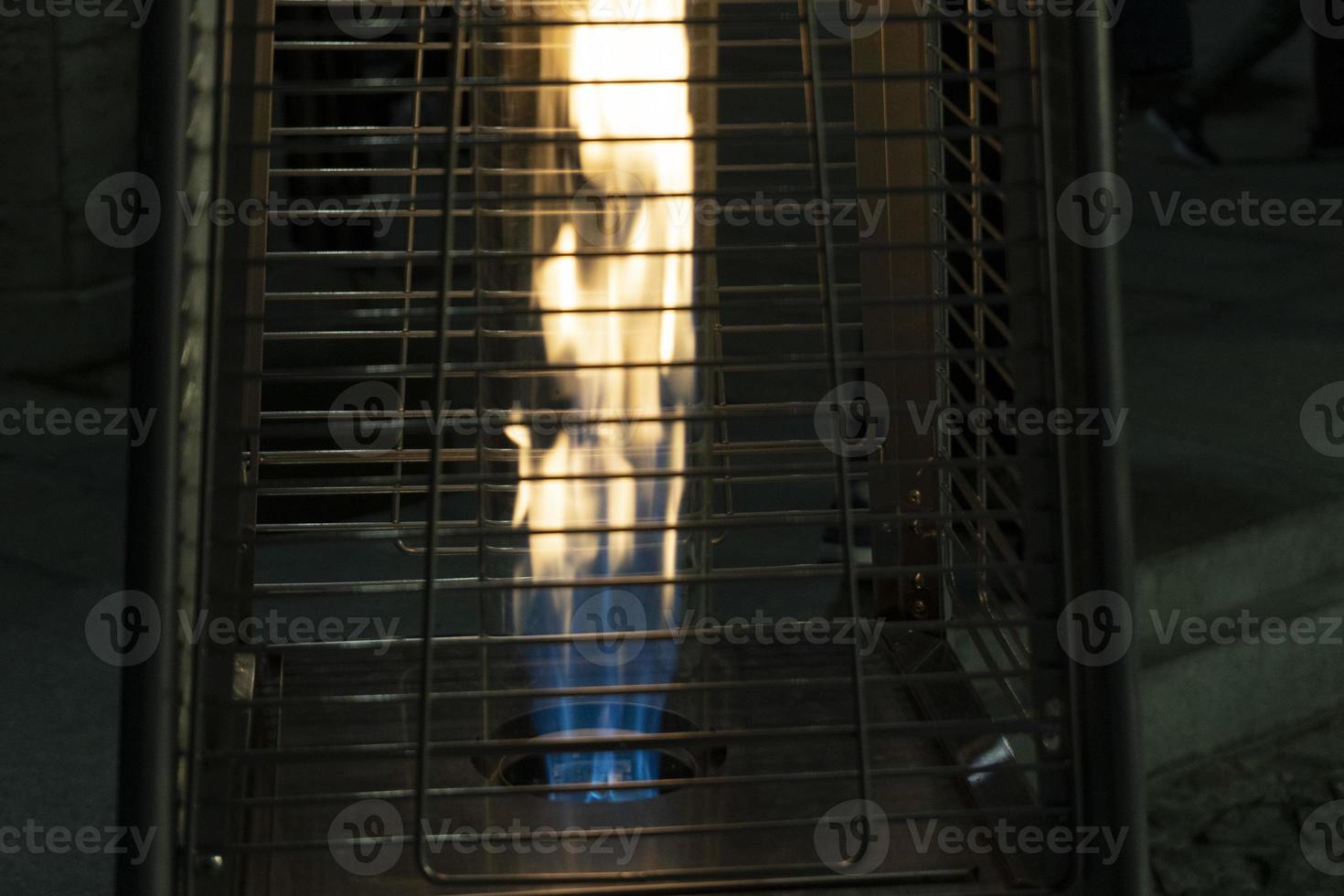 Détail de la flamme du chauffage au gaz en gros plan photo