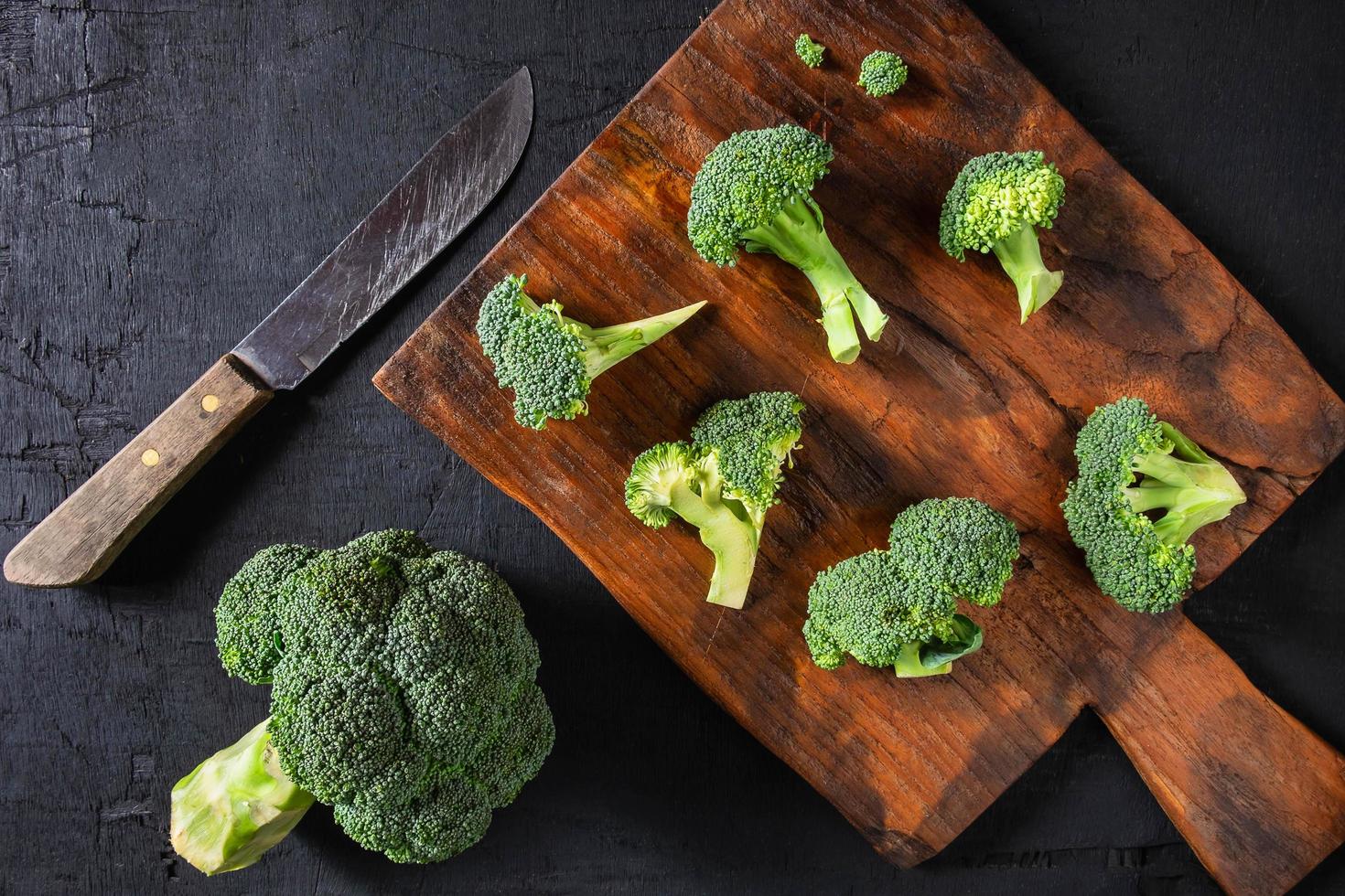 Fleurons de brocoli sur une planche à découper photo