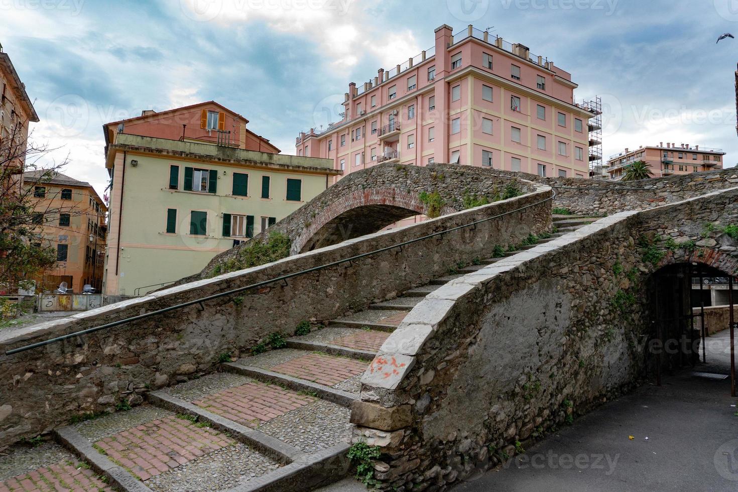 genova nervi village historique maisons de quartier vieux pont romain photo