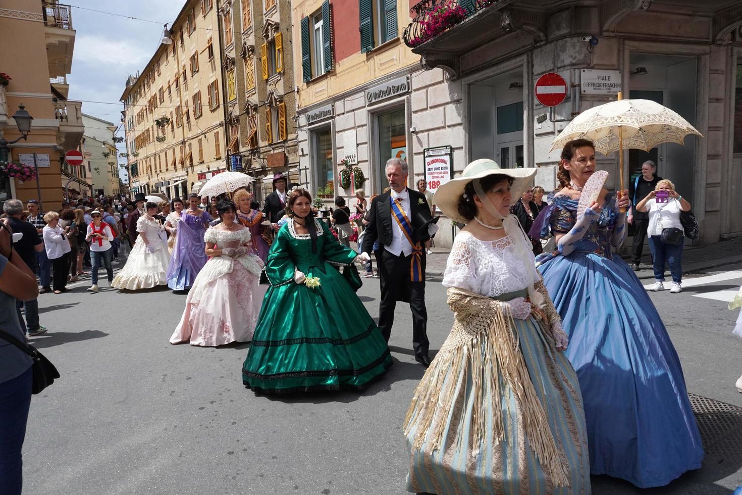 Gênes, Italie - 5 mai 2018 - défilé vestimentaire du XIXe siècle pour l'exposition euroflora dans le scénario unique du nervi photo