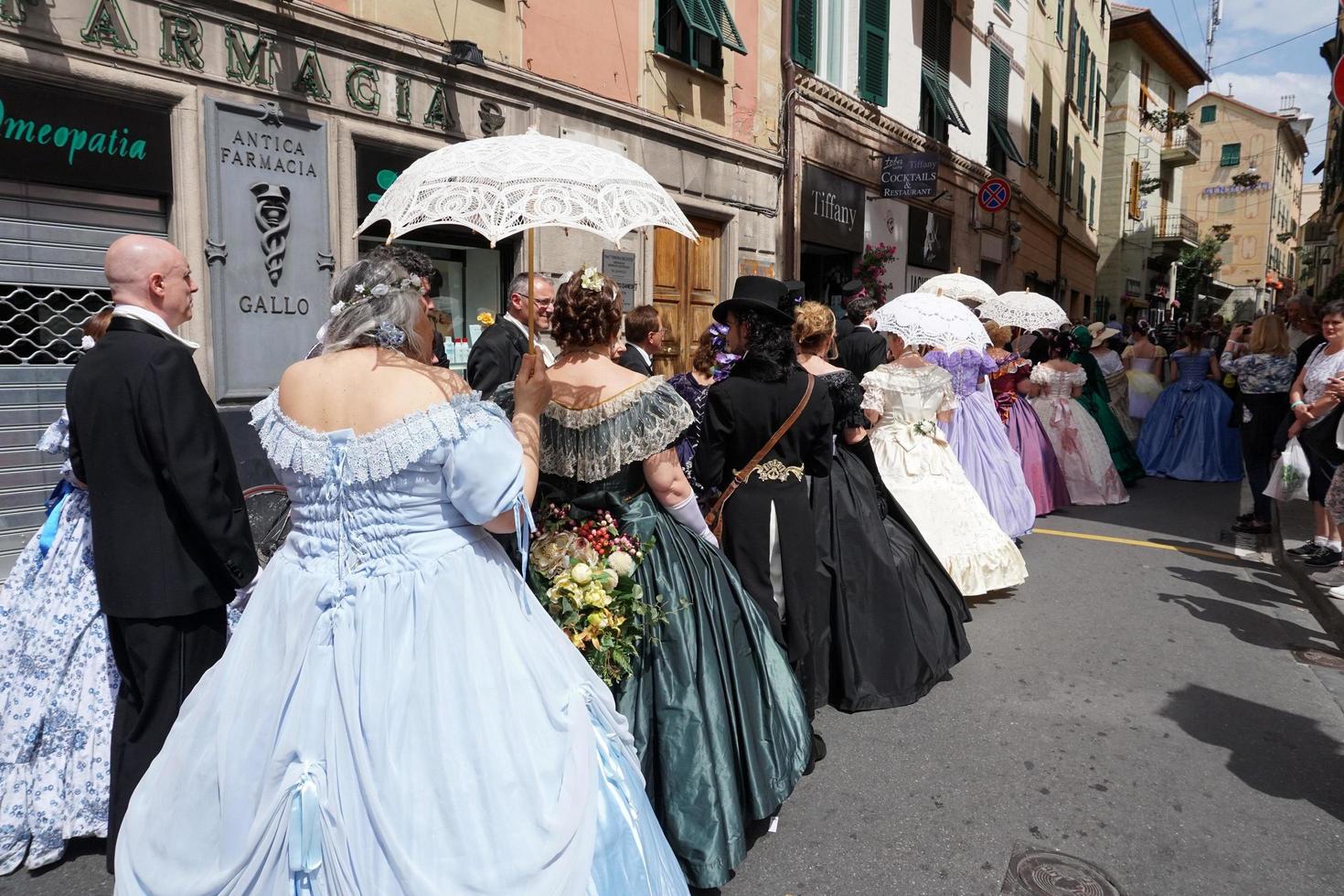 Gênes, Italie - 5 mai 2018 - défilé vestimentaire du XIXe siècle pour l'exposition euroflora dans le scénario unique du nervi photo
