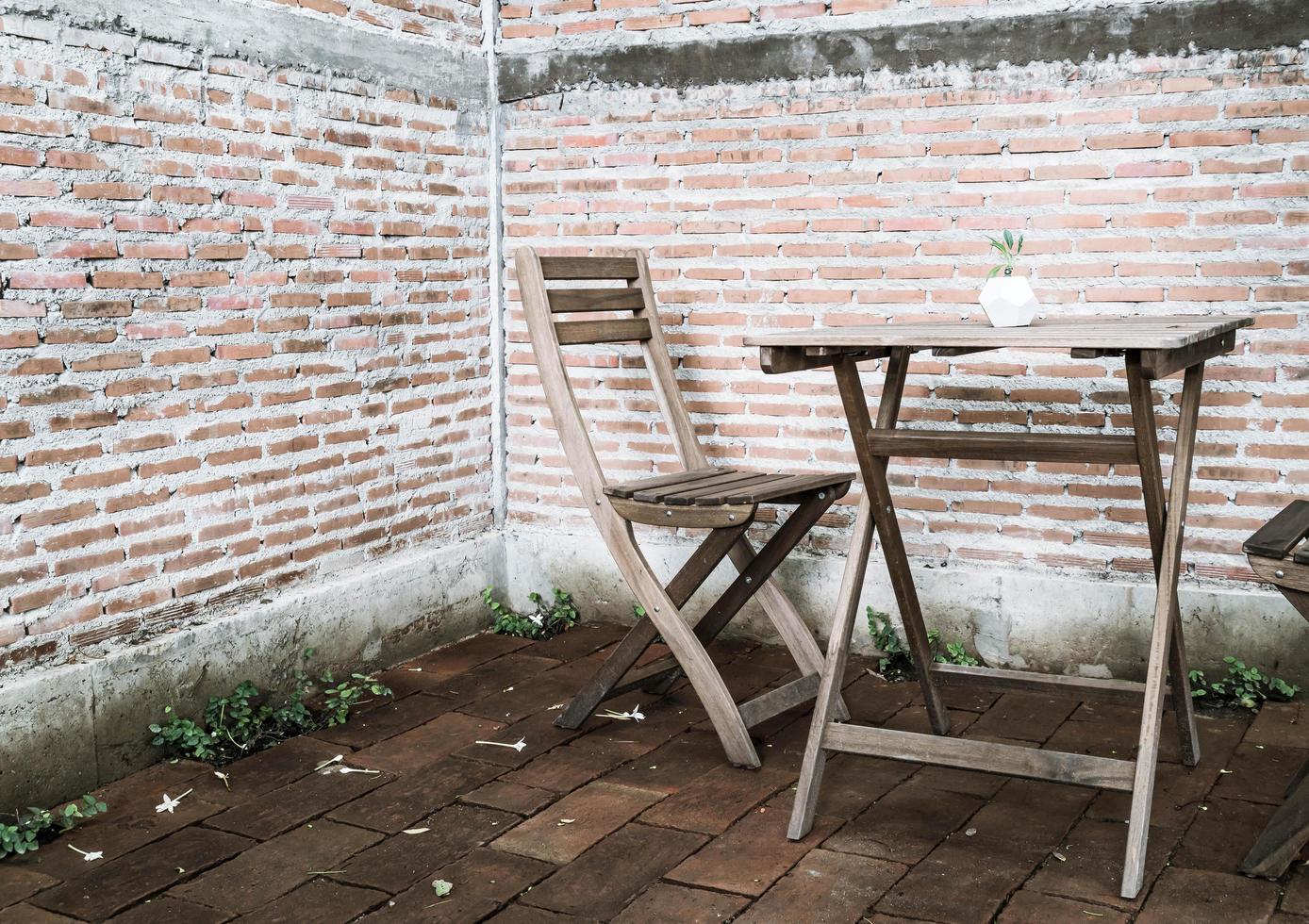 chaises et tables en bois vides photo