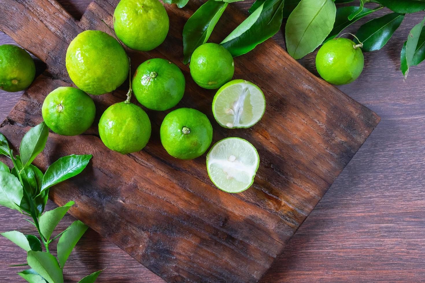 limes sur une planche à découper photo