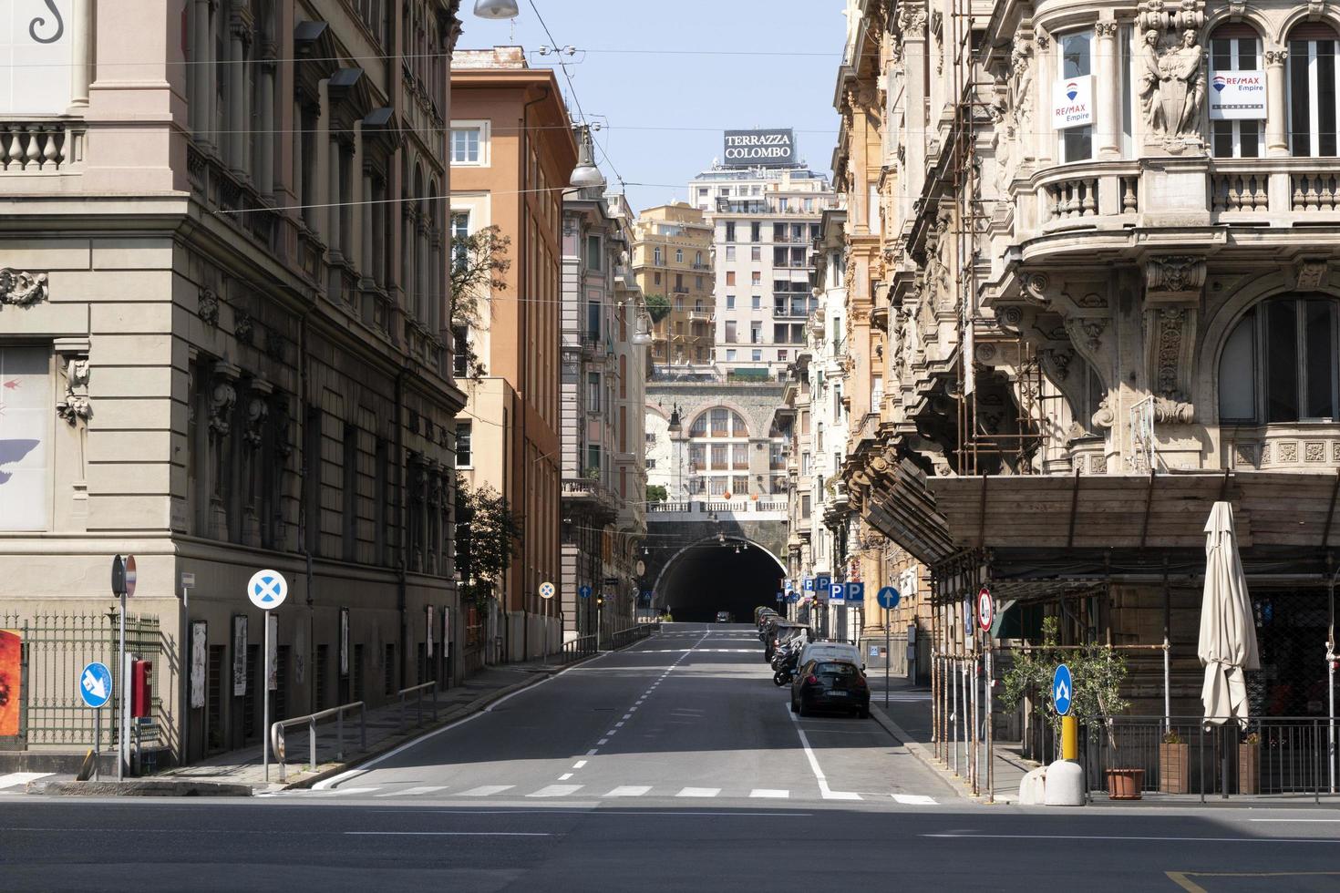 gênes, italie - 5 avril 2020 - les rues du centre-ville sont désertes en raison de la quarantaine covid du coronavirus photo