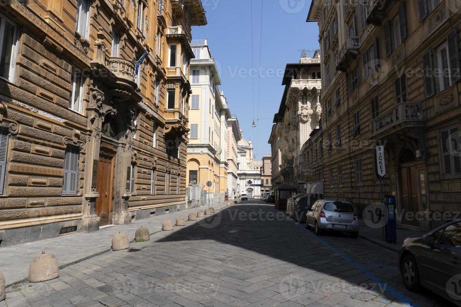 gênes, italie - 5 avril 2020 - les rues du centre-ville sont désertes en raison de la quarantaine covid du coronavirus photo