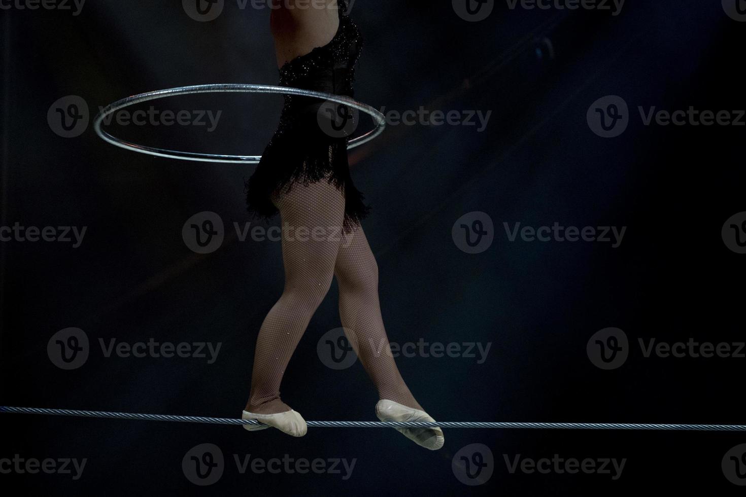 Cirque équilibriste fil d'acier artiste isolé sur noir photo
