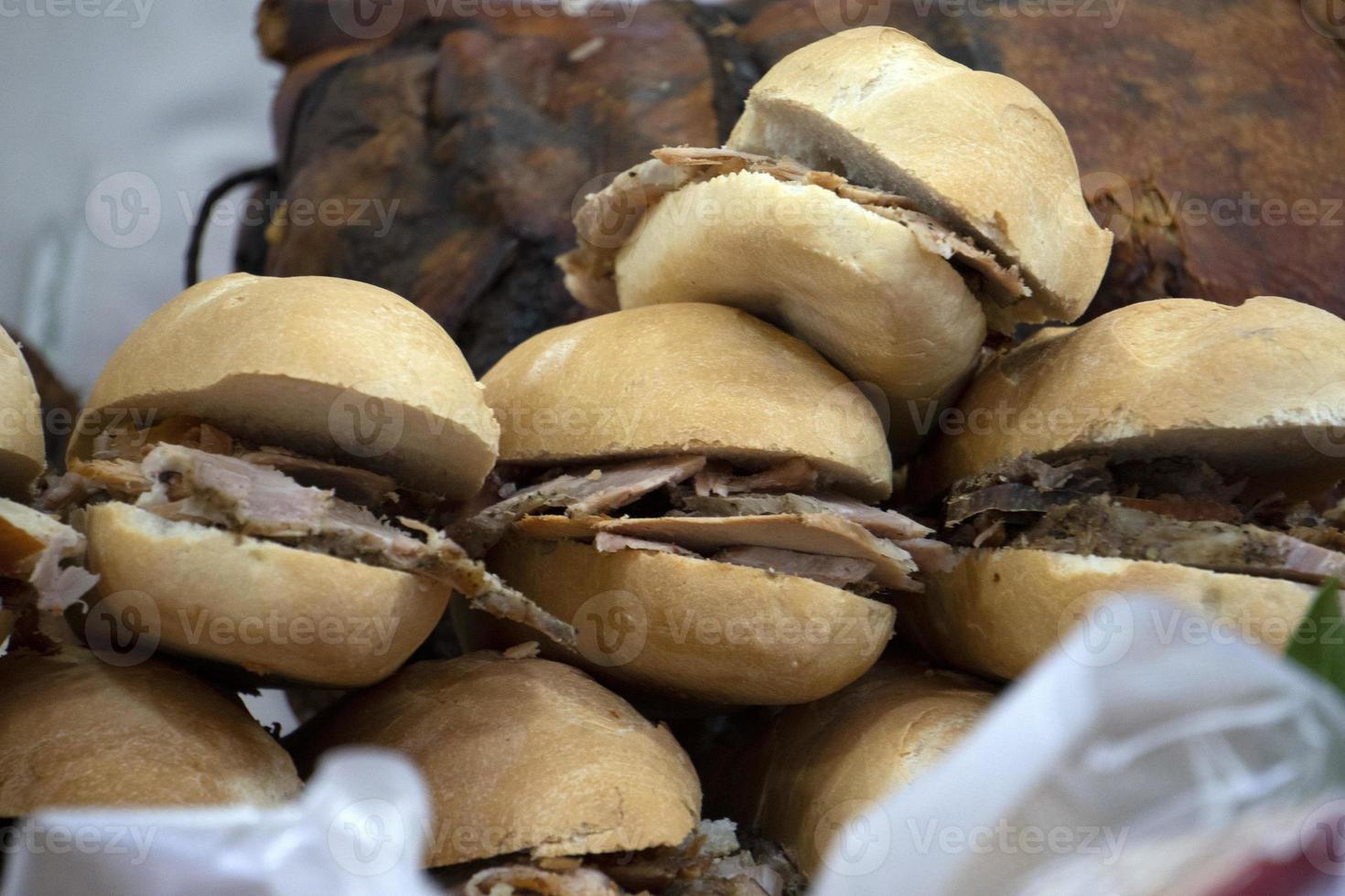 panini sandwich de porchetta porc cochon cuit à l'italienne photo