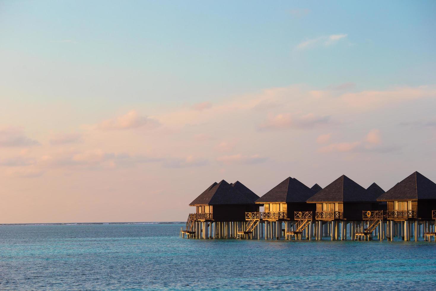 maldives, asie du sud, 2020 - bungalows sur pilotis sur une île tropicale photo