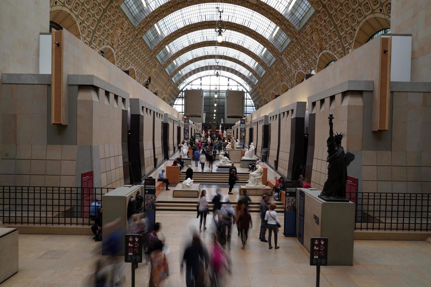 paris, france - 5 octobre 2018 - musée d'orsay plein de visiteurs photo