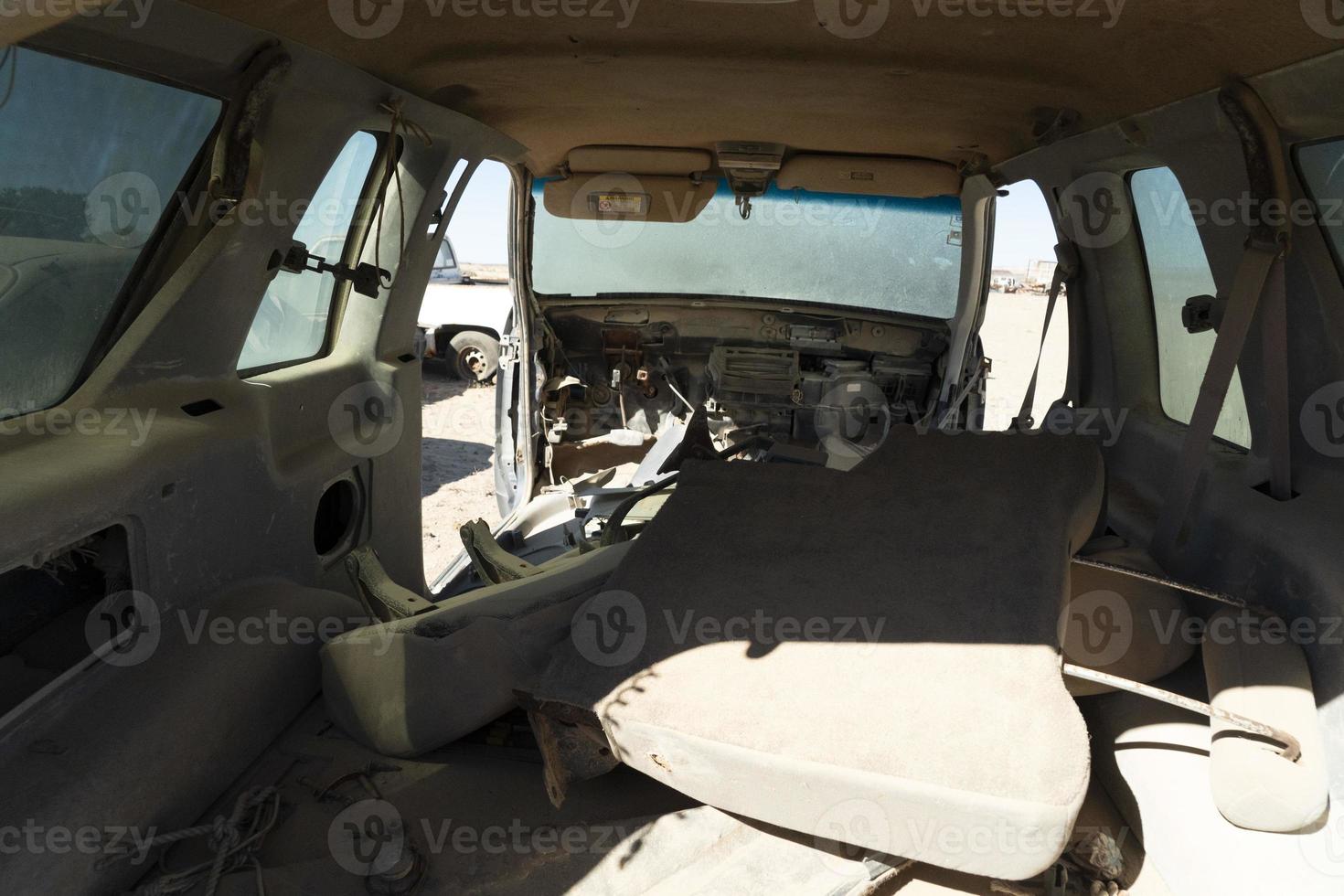 Vieille voiture abandonnée en casse en basse californie sur le mexique photo