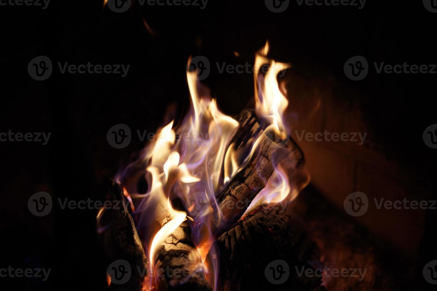 flammes sur bois dans la cheminée photo