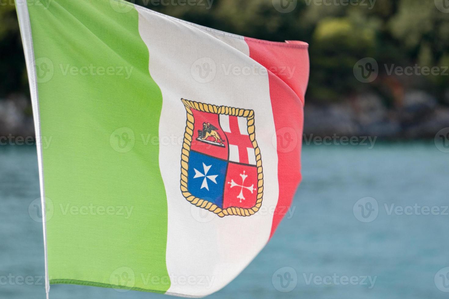 drapeau marin italien tissant sur la mer photo