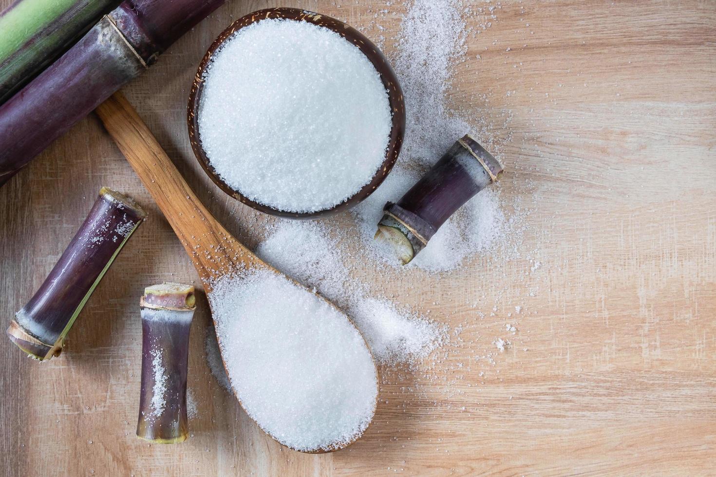 sucre blanc dans un bol en bois sur une table photo