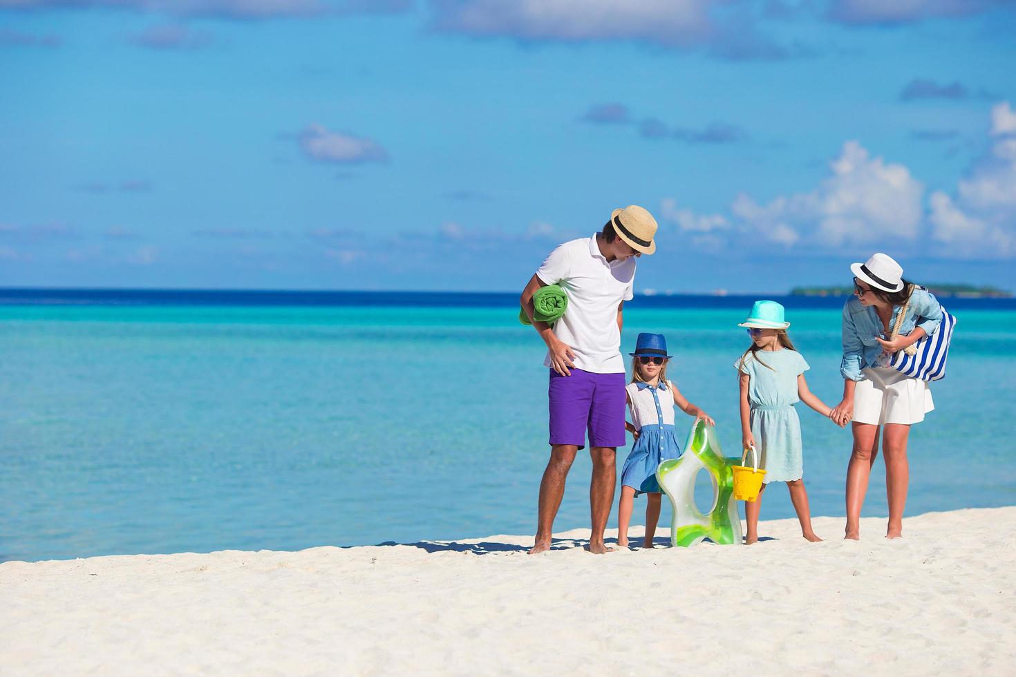 parents et enfants sur une plage photo