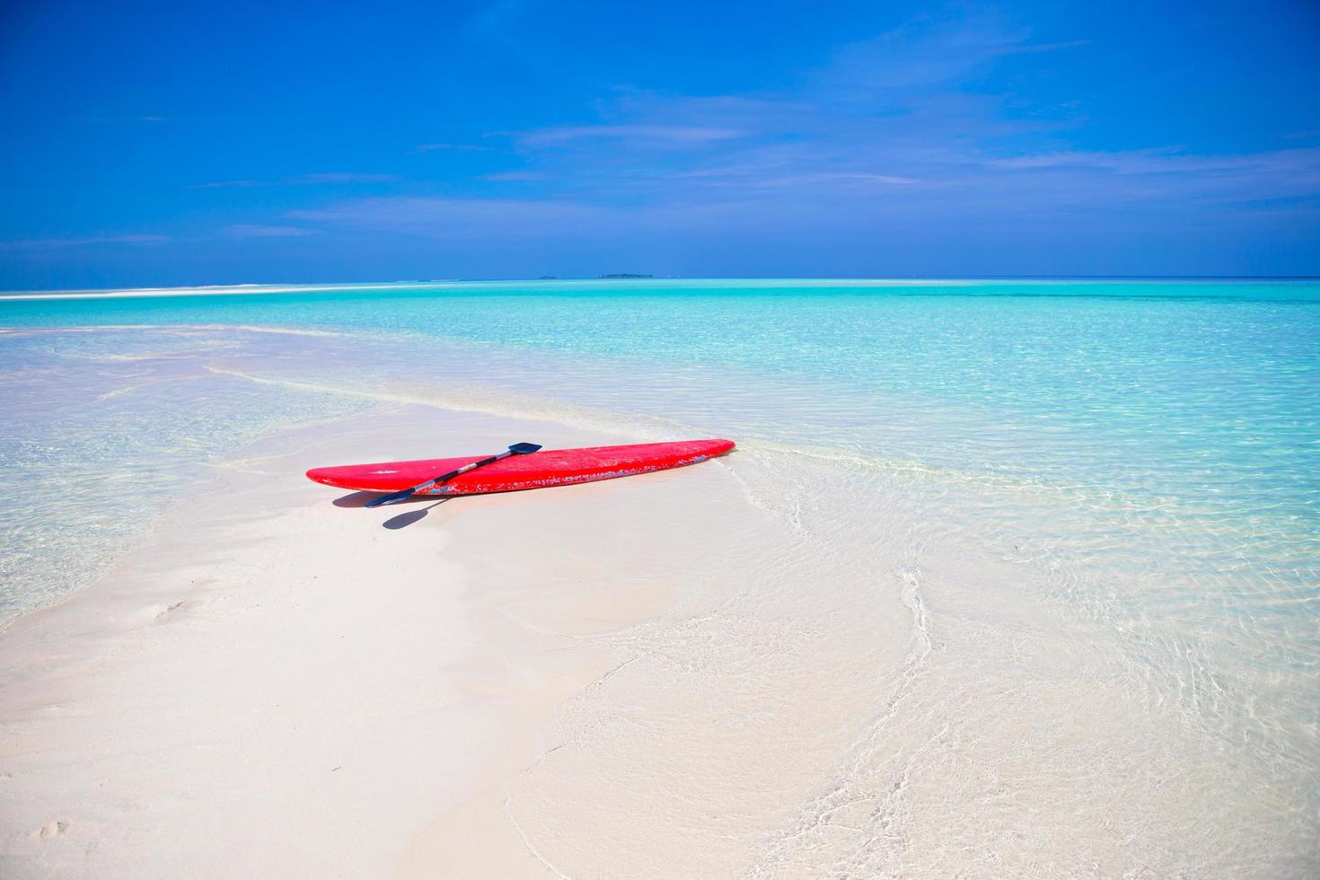 planche de surf sur une plage tropicale photo